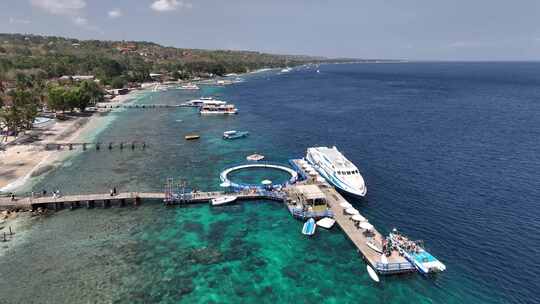 印尼巴厘岛佩尼达岛港口码头海滨风光航拍