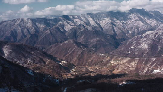 4K湖北神农架无人机航拍雪景山区全景横移