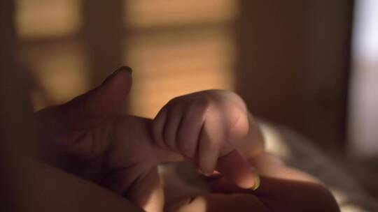 新生儿握住母亲的手指视频素材模板下载