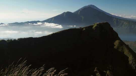 晴天火山山和湖泊附近的低云