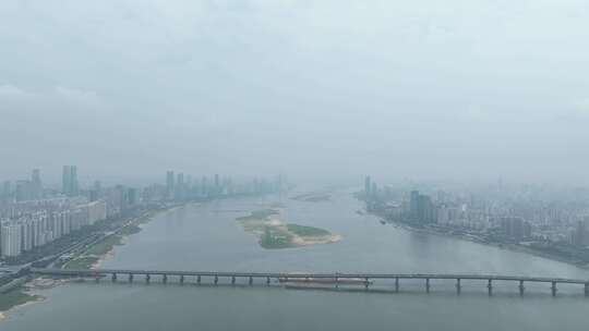 南昌大桥航拍赣江两岸城市建筑风景阴天城市