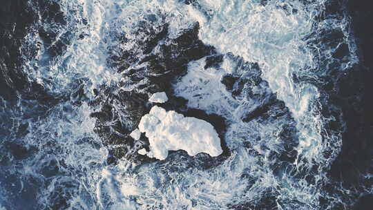 南极洲海洋中的孤零零的雪岩。航拍