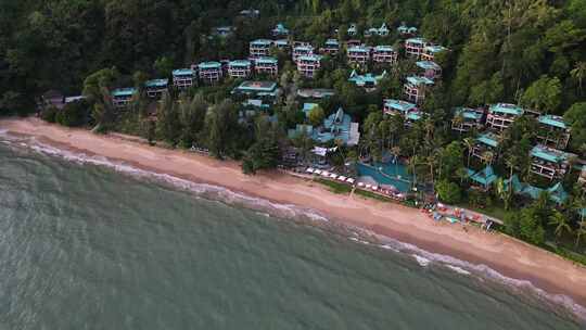白天，泰国甲米雷利海滩上美丽的度假胜地上空，一架无人驾驶飞机向前移动