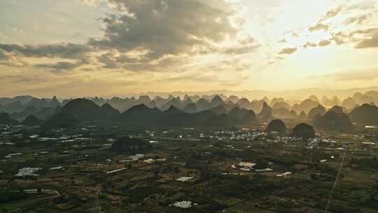 夕阳下的乡村与群山远景