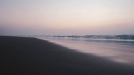 日落时岸边的海浪