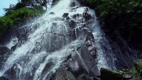 瀑布岩壁水花