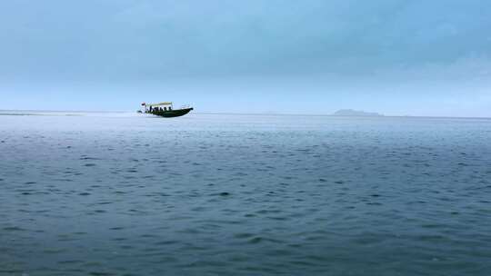 海上游船海浪空景4k