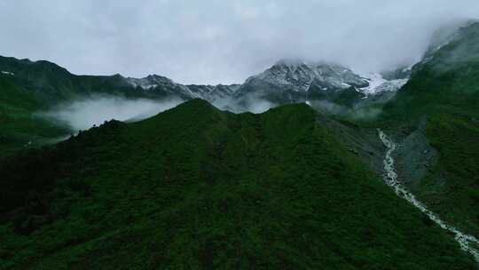 航拍四川甘孜海螺沟景区扇子山雪山草甸风光