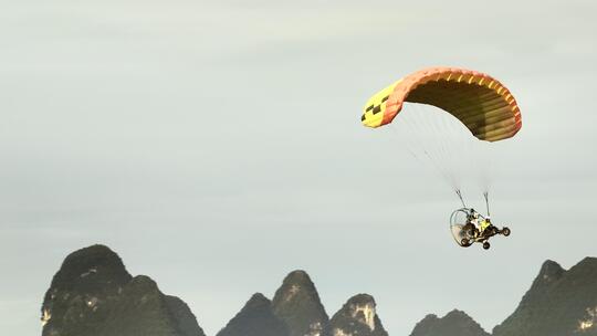 滑翔机在天空飞翔 滑翔伞 极限运动视频素材模板下载