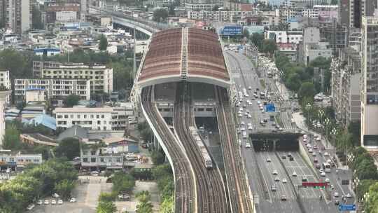 地铁驶出地铁站_航拍城市交通素材