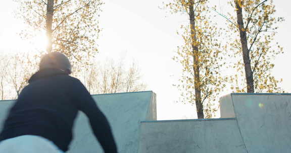 一个疯狂有才华的大胆溜冰者在滑板公园的坡道上度过空闲时间