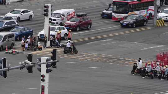 城市十字路口车流人流