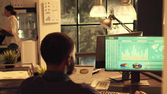 从事公司股票和销售的非裔美国人