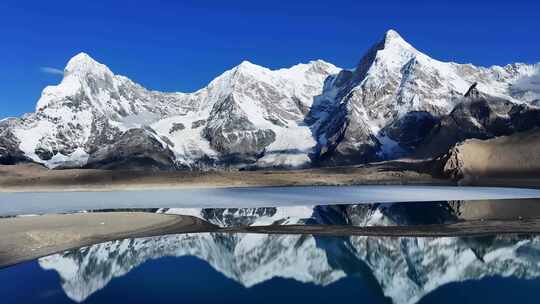 希夏邦马脚下雪山航拍