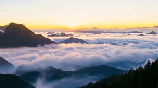 峰峦朝霞 云海弥漫 壮美清晨画面