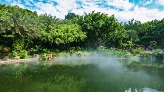 南宁青秀山中式庭院湖面上的雾气