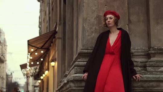红色连衣裙模特站在复古建筑旁