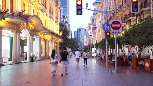 上海南京东路步行街夜景视频素材模板下载