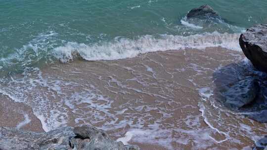 海浪海水冲刷拍打海滩礁石