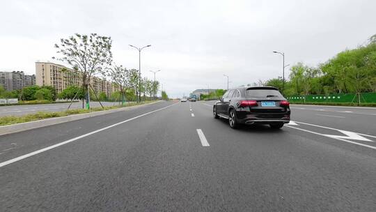 驾车开车乘车行驶在城市道路上第一视角