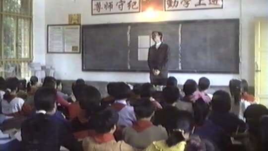 7、80年代小学课堂老师上课视频素材模板下载