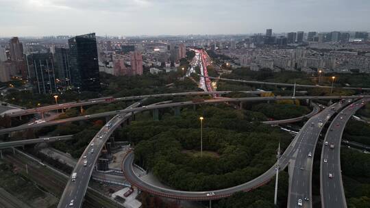 上海傍晚的城市高架交通枢纽