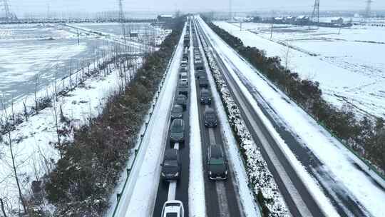 大雪高速堵车