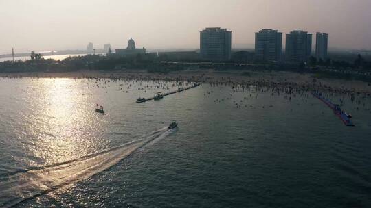 海边人群海岸线海上开游艇航拍
