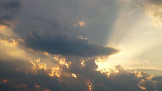 阳光穿过云层乌云丁达尔光延时耶稣光上帝光