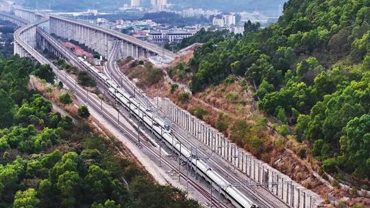 山间高铁线路及高架桥的壮观景象