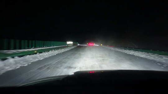 雪天夜晚高速公路开车