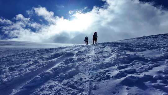 风雪中攀登慕士塔格雪山的登山者