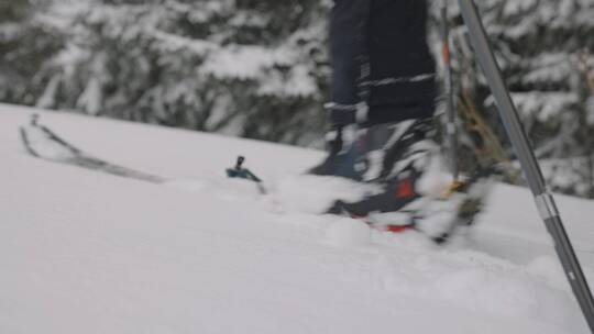 双板滑雪走路上山特写