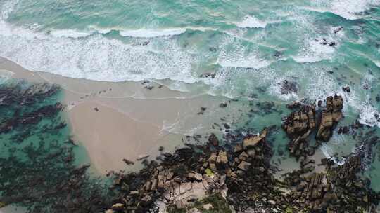 俯拍蔚蓝海岸海边海浪沙滩航拍