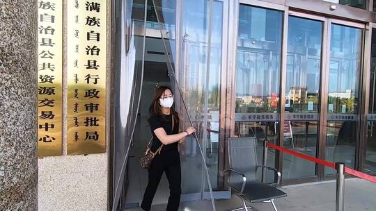 办理完业务的女人视频素材模板下载