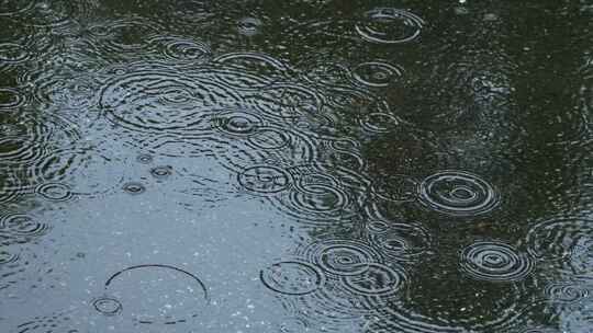 下雨天城市街道雨水雨滴的波纹