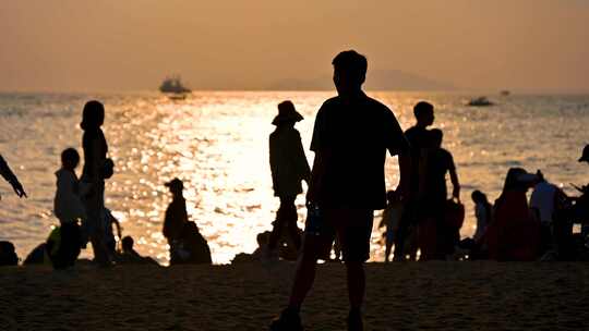 海南三亚椰梦长廊傍晚夕阳沙滩人物剪影