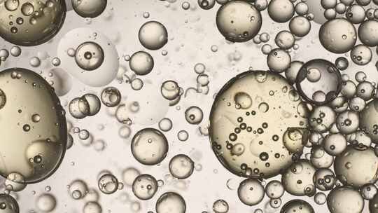 油分子油液体倒入水中