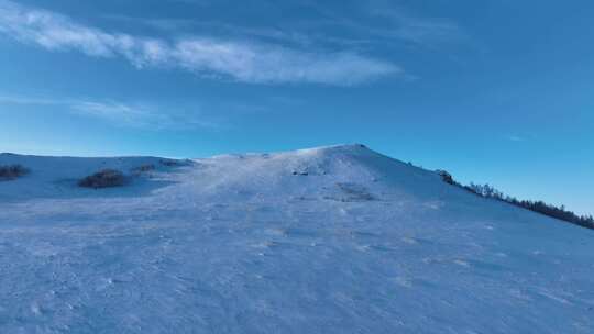 航拍银装素裹的雪原