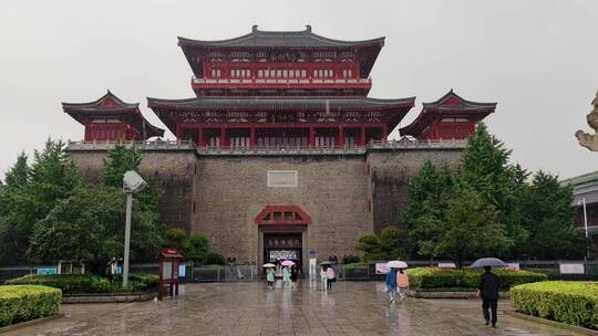 烟雨襄阳古城北街风光