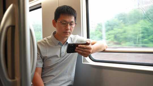 男子在卧铺火车过道上使用手机