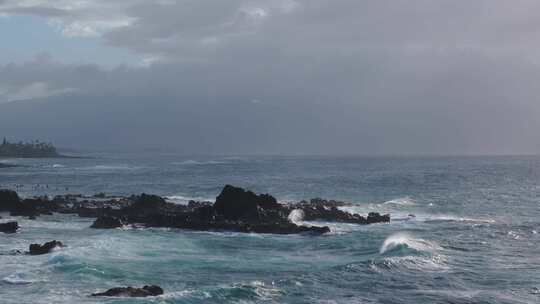 空中远摄轨道环绕毛伊岛胡基帕边缘的岩石海