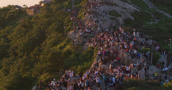 泰山山顶游客观看日出太阳升起