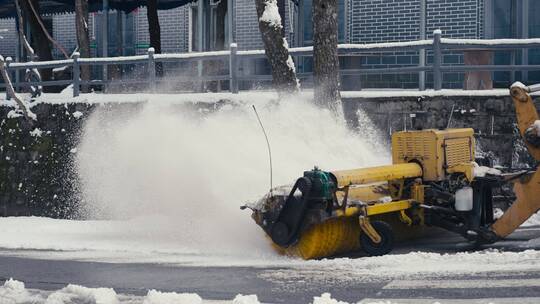 铲雪车清除积雪慢镜头