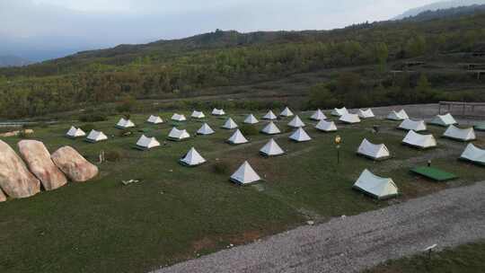 户外露营地帐篷房屋全景