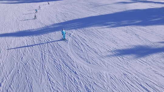 航拍雪地滑雪