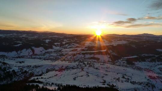 冬日群山背后的夕阳