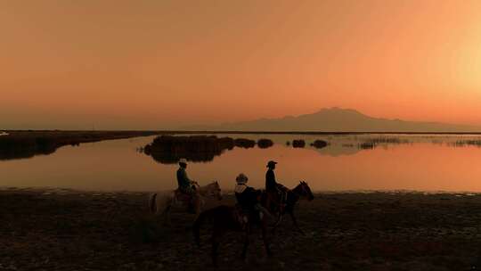 夕阳下湖边骑马的牛仔视频素材模板下载