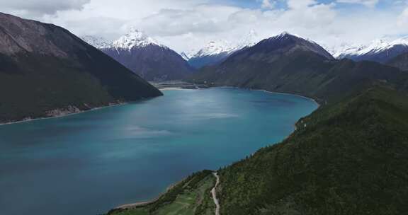 西藏林芝地区巴松错村庄神湖春色高空航拍