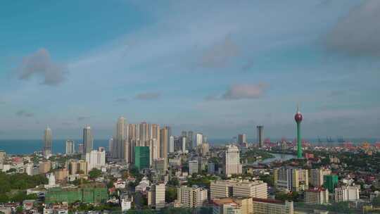 城市高空俯瞰，高楼林立云动的都市景象